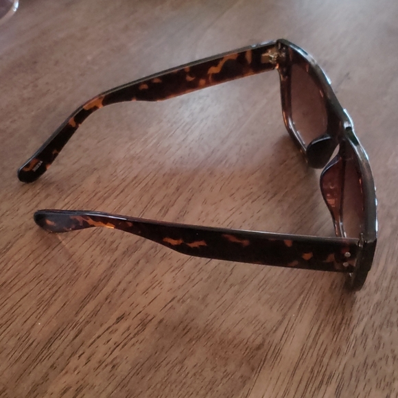 Sunglasses deal. Free pair with bundle over 75$!! - Picture 9 of 13